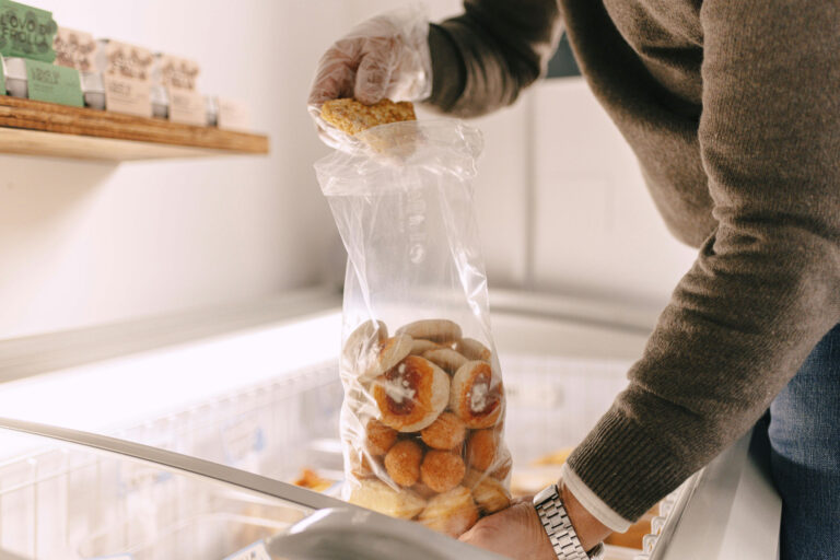 Raccolta di pizzette in un sacchetto e altri surgelati di Freddidea